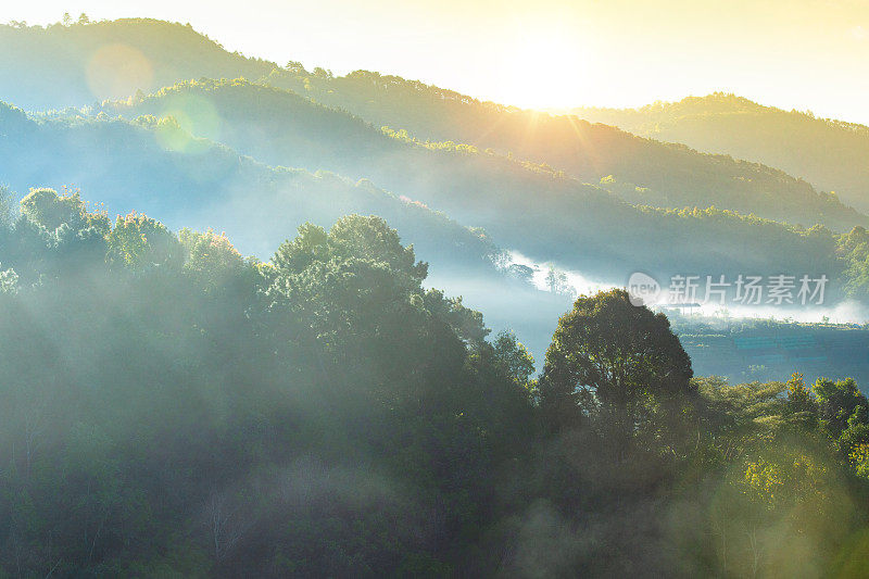 在Doi angkhang清迈自然景观风景秀丽的日出在泰国北部